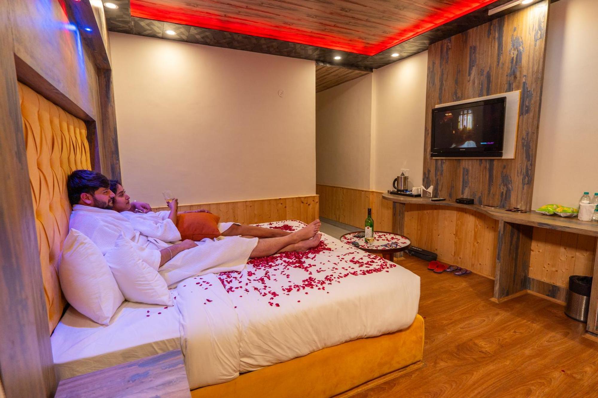 West Western Resort Manali #Neartomallroad #Gym #Lawn #Playingzone #Pooltable #Kidsfriendly #Mountainview #Tabletennis #Familyfriendly #Privateparking Exterior photo