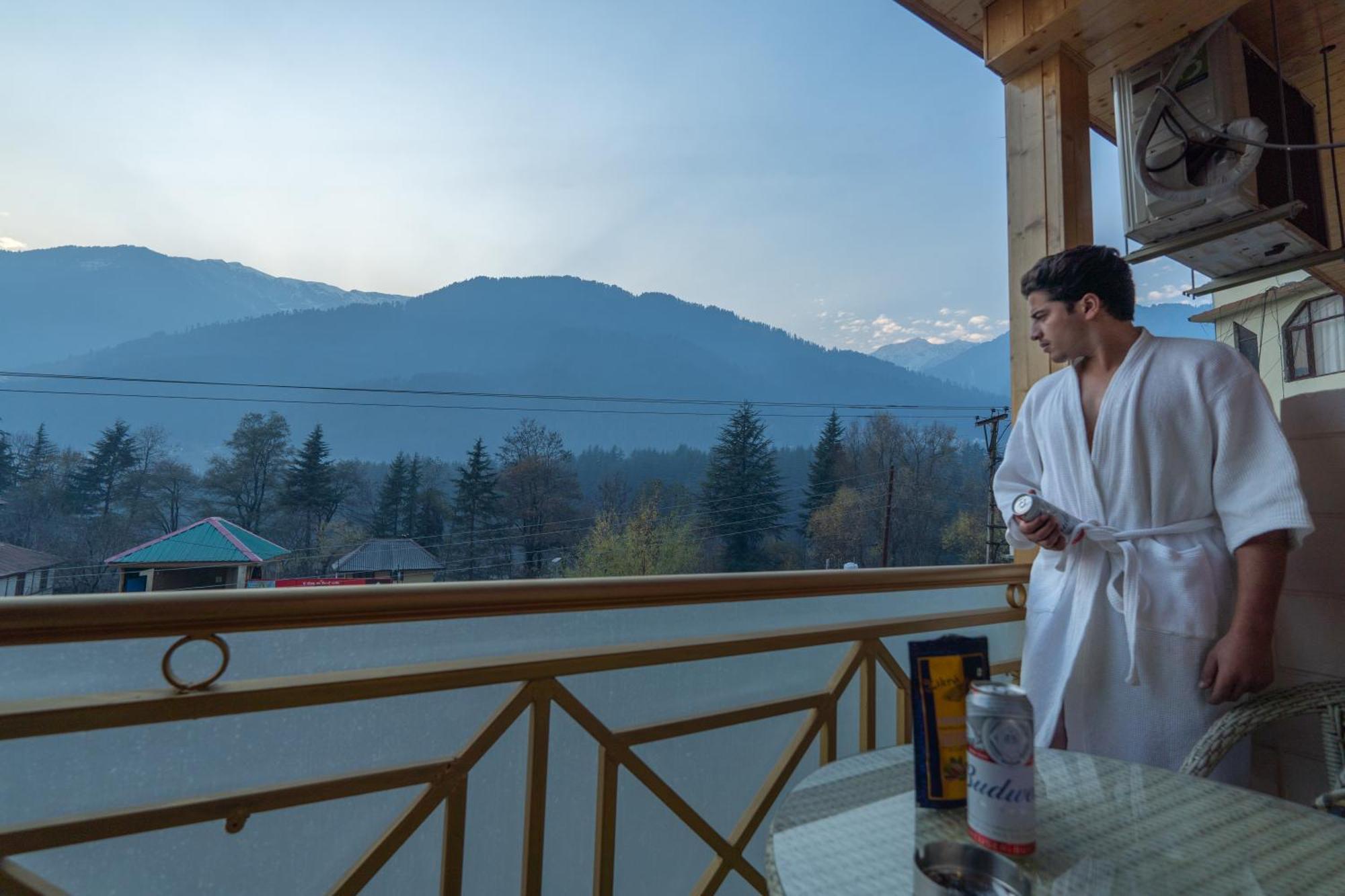 West Western Resort Manali #Neartomallroad #Gym #Lawn #Playingzone #Pooltable #Kidsfriendly #Mountainview #Tabletennis #Familyfriendly #Privateparking Exterior photo