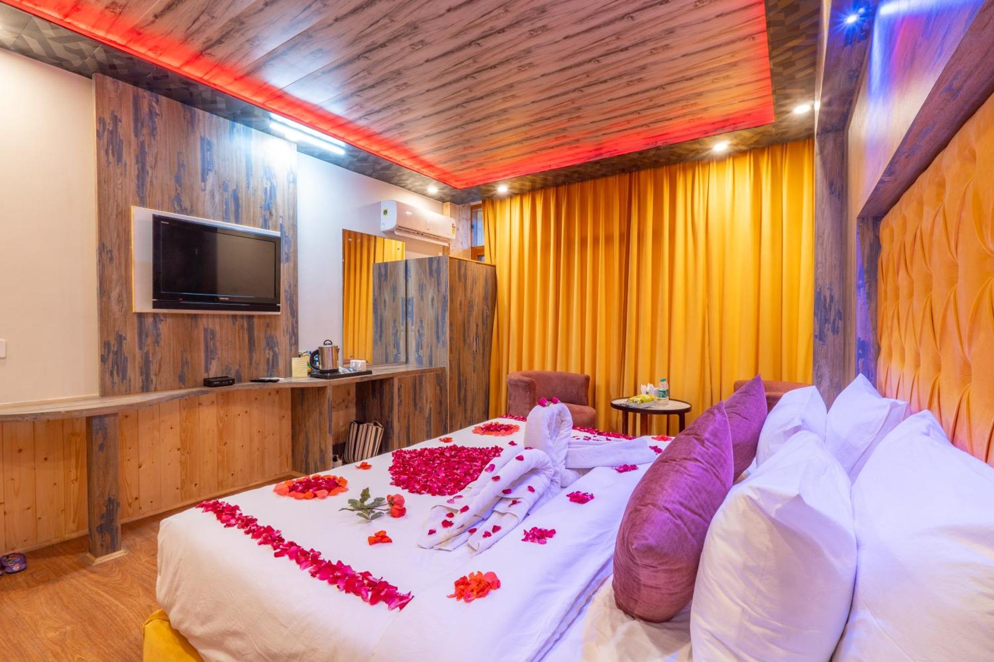 West Western Resort Manali #Neartomallroad #Gym #Lawn #Playingzone #Pooltable #Kidsfriendly #Mountainview #Tabletennis #Familyfriendly #Privateparking Exterior photo