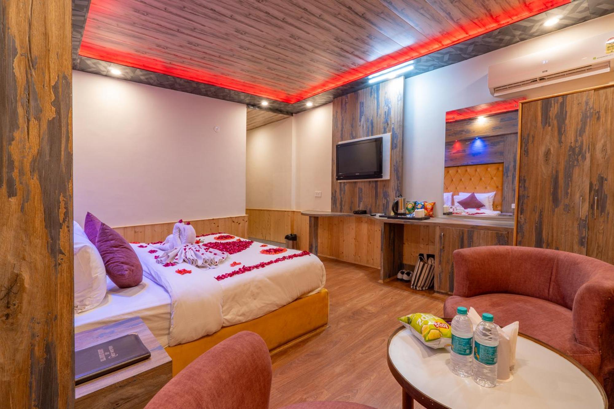 West Western Resort Manali #Neartomallroad #Gym #Lawn #Playingzone #Pooltable #Kidsfriendly #Mountainview #Tabletennis #Familyfriendly #Privateparking Exterior photo