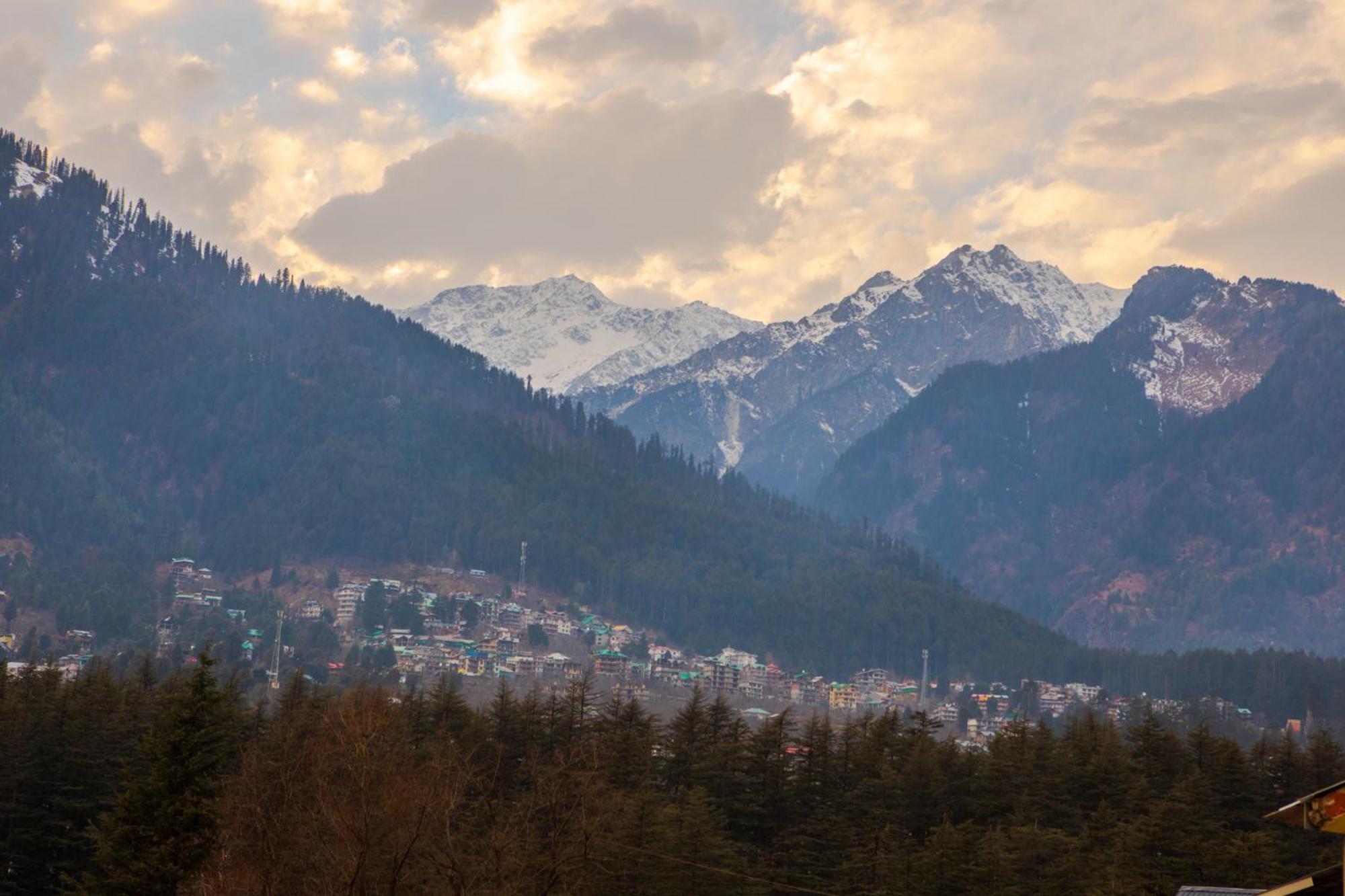 West Western Resort Manali #Neartomallroad #Gym #Lawn #Playingzone #Pooltable #Kidsfriendly #Mountainview #Tabletennis #Familyfriendly #Privateparking Exterior photo